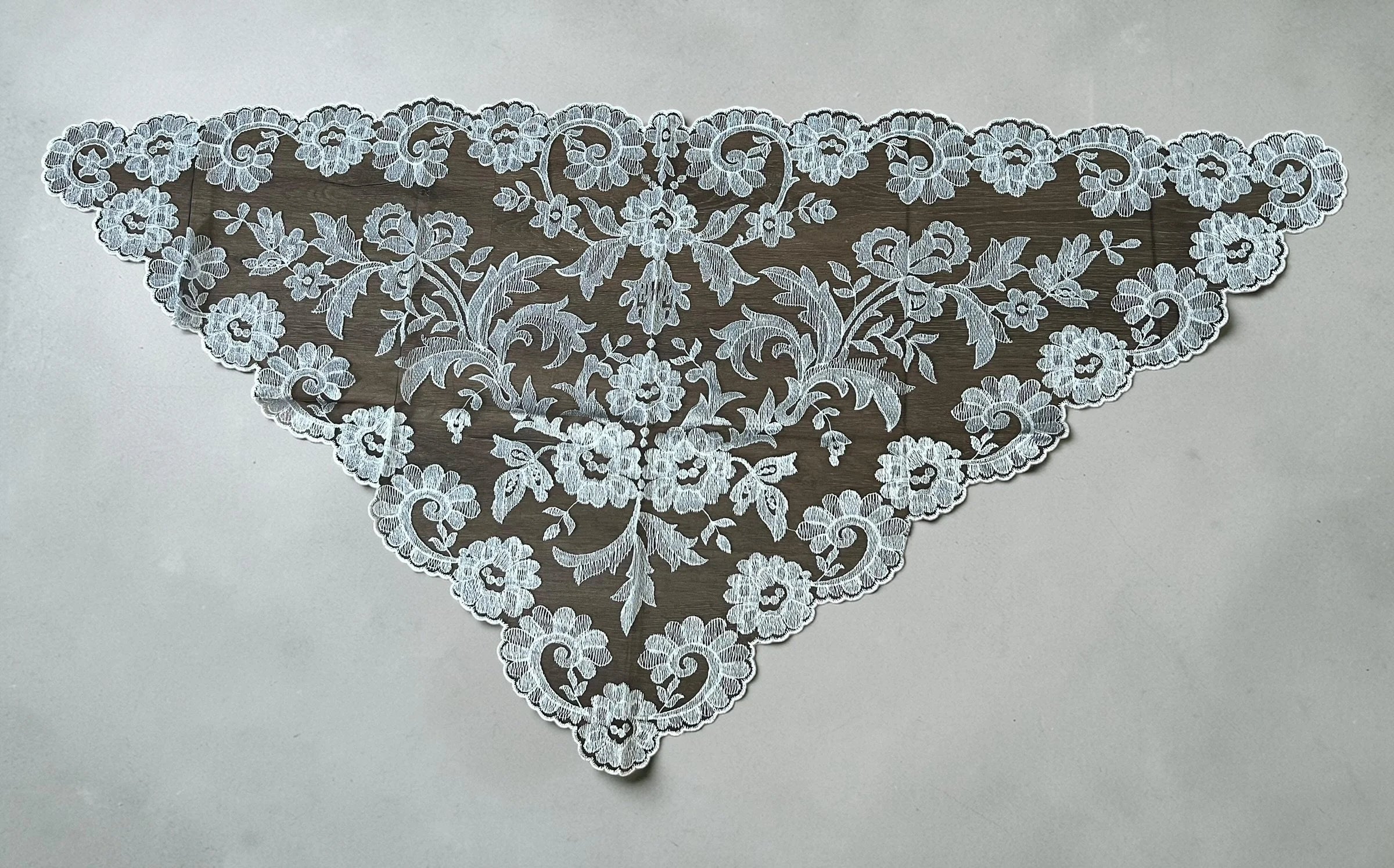 Olivia Model Embroidered Spanish Lace Silver / Black