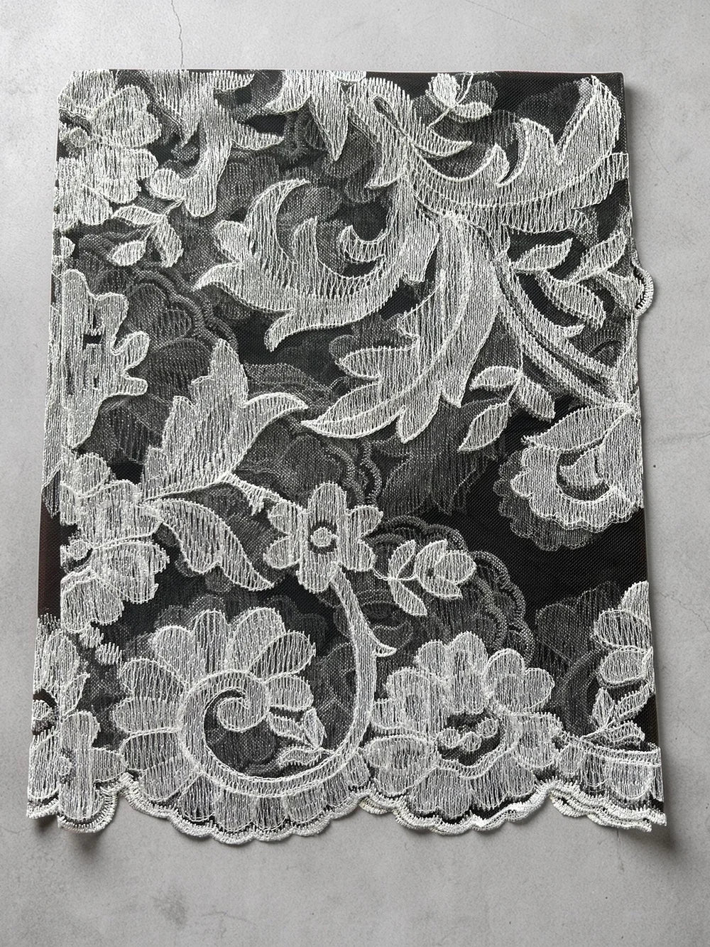 Olivia Model Embroidered Spanish Lace Silver / Black